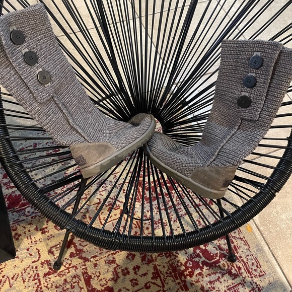 Uggs size 8 - Picture 3 of 13